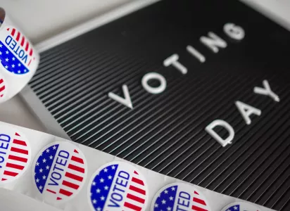Black board with the Voting Day inscription.